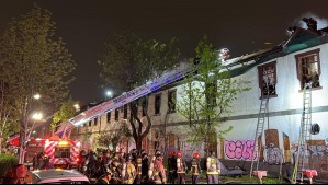 Reportan voraz incendio en el centro de Santiago: 100 bomberos y 22 carros combaten llamas en inmueble