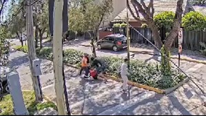 Captan violento asalto a plena luz del día: Joven iba cruzando la calle y fue abordado por delincuentes que lo golpearon
