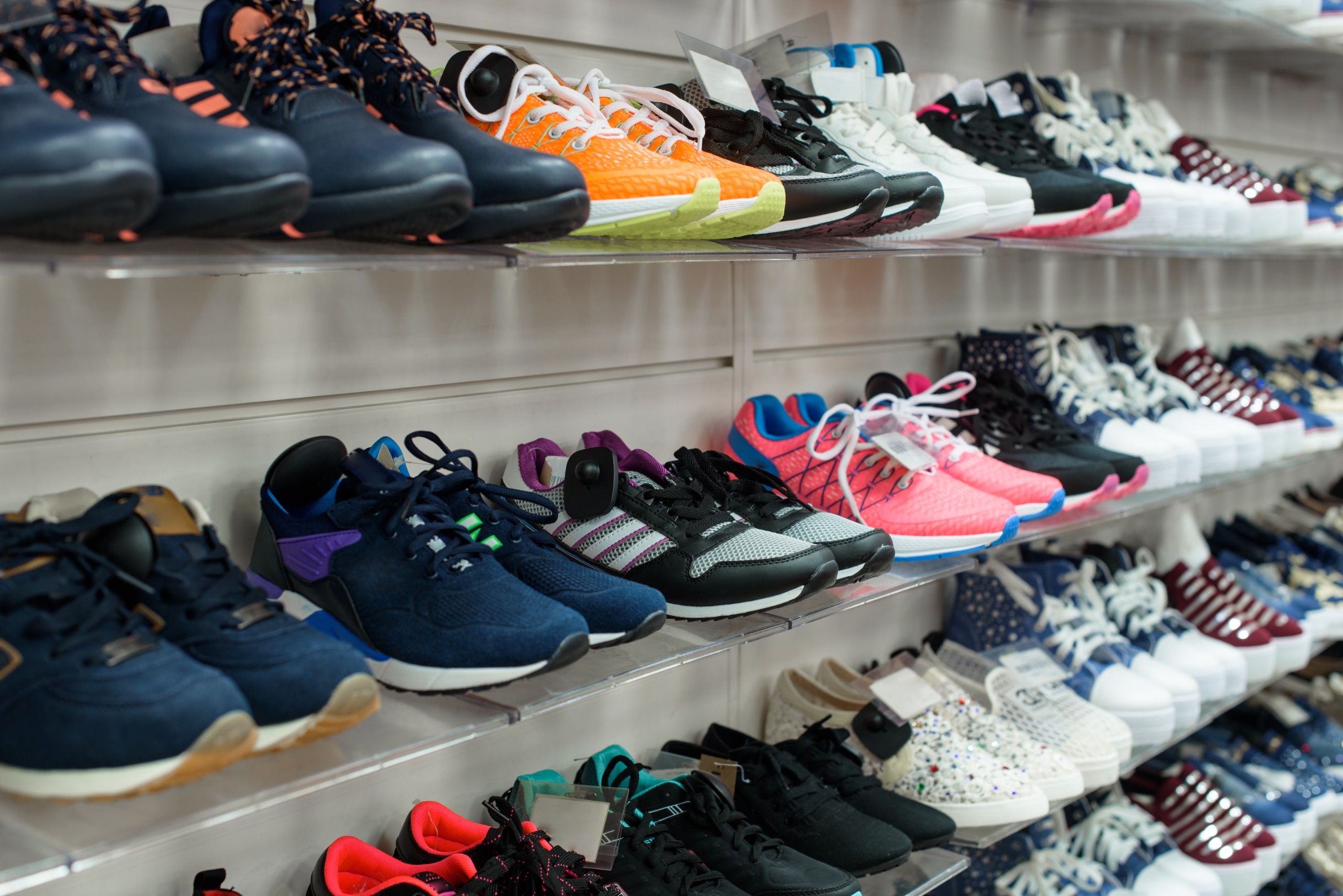 Zapatillas en una tienda / Shutterstock