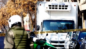 Delincuentes roban camión en Renca, suben al conductor a otro vehículo y lo abandonan en Independencia