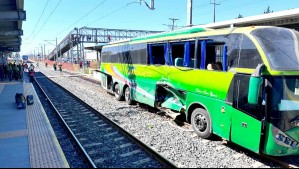 Nueva colisión entre bus que llevaba escolares y Biotren en San Pedro de la Paz: Vehículo terminó dentro de la estación