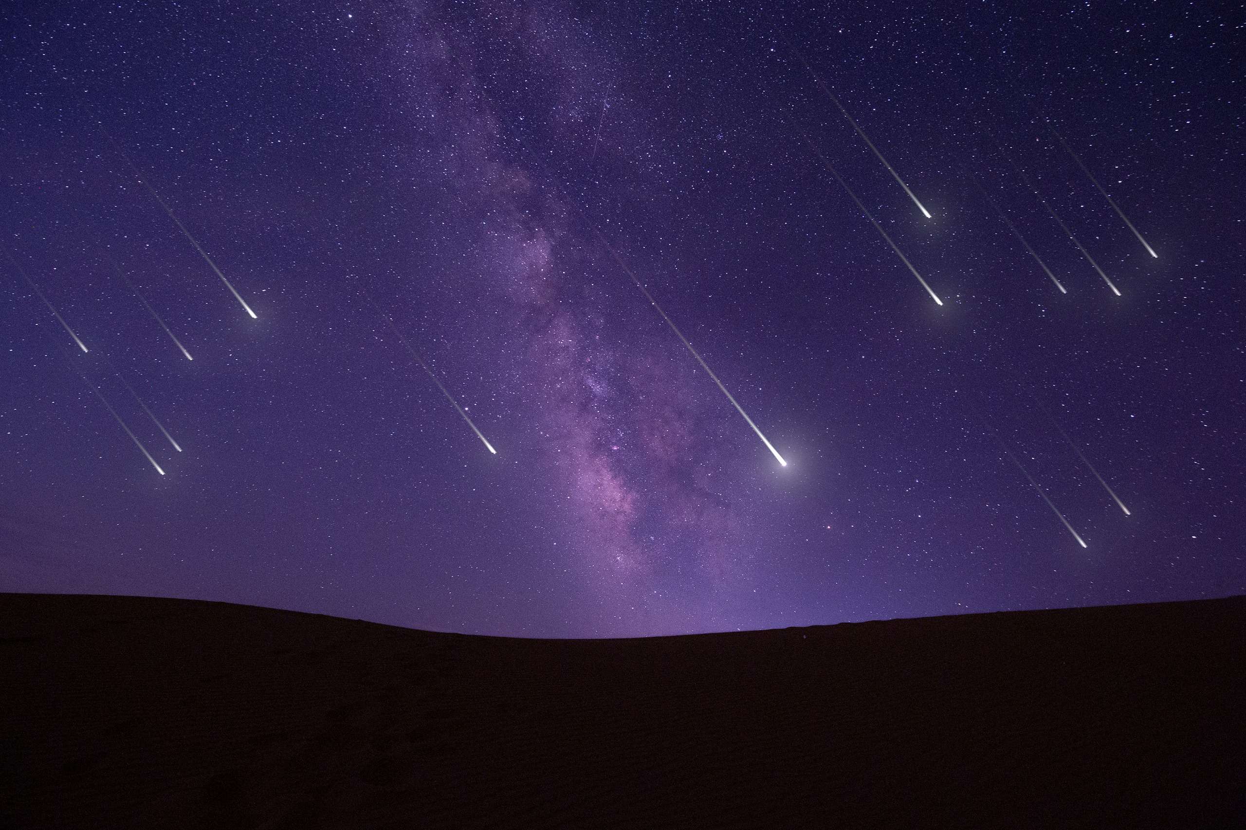 Lluvia de estrellas durante la noche / Imagen referencial Shutterstock
