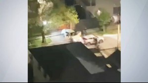 Gritos y bocinazos evitaron el robo: Captan violento portonazo frustrado que sufrió pareja que salía de su edificio