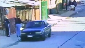 Video muestra nuevo autolanzazo: Le arrebataron el celular de las manos a una mujer desde un auto en movimiento