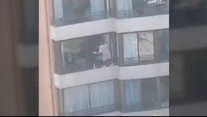Video capta arriesgada maniobra de trabajadora para limpiar ventanas en edificio sin medidas de seguridad