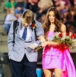 Emotivo fue el momento que se vivió en Estados Unidos, luego de que un padre con cáncer y dificultades de desplazamiento acompañara a su hija a hacer un recorrido de 50 metros en una ceremonia escolar. Revisa los detalles acá.
