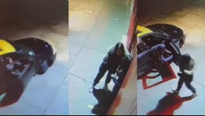 Asalto en Conchalí: Video muestra atraco a mujer de dos personas que bajaron desde un taxi