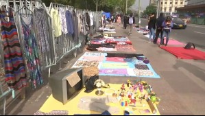 Comercio ambulante se instala en las puertas del Congreso en Valparaíso: Rejas se transforman en percheros