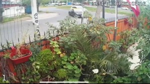 Video muestra a taxi que choca con otro auto y termina dentro de una casa en Recoleta