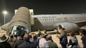 Entonando el Himno Nacional: Así fue el despegue del vuelo humanitario que evacuó a chilenos desde Israel