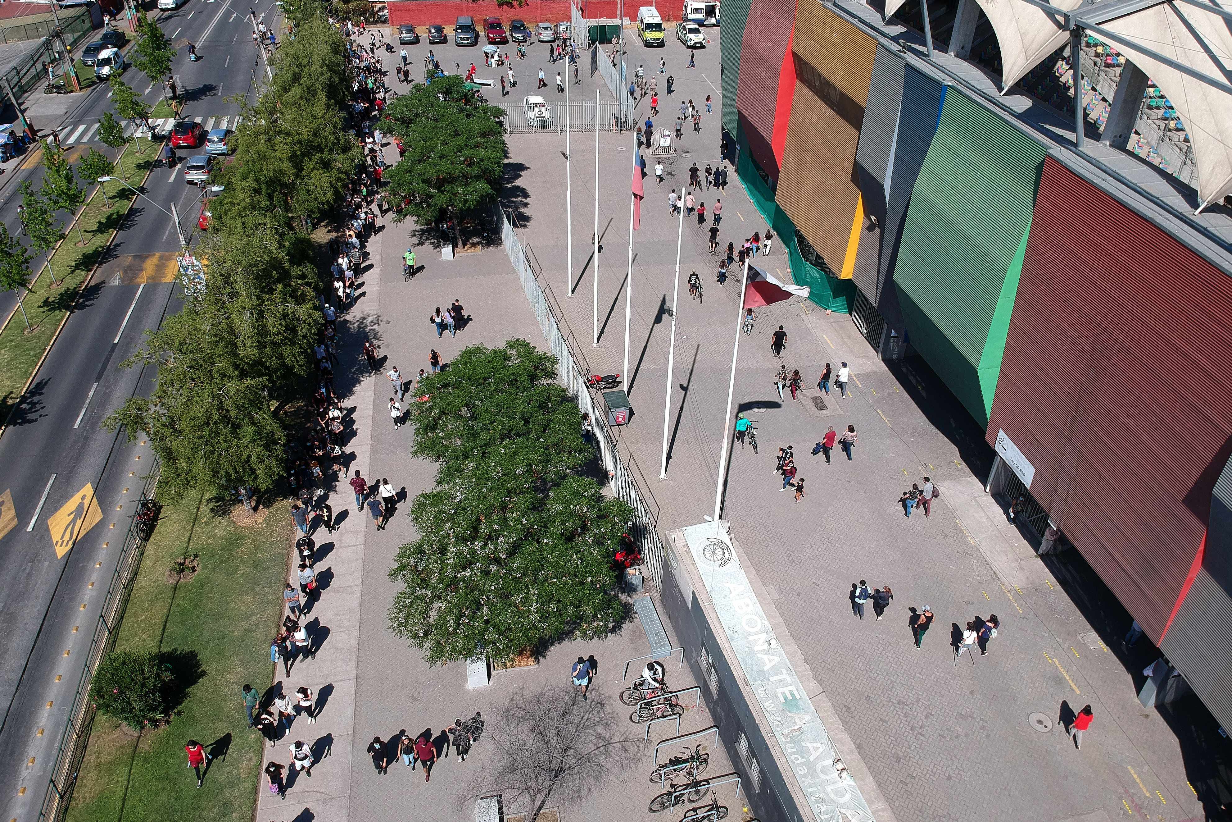 Vista aérea de un costado del Estadio Bicentenario por fuera / Aton