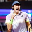 Nicolás Jarry alcanzó este miércoles en Shanghai, por primera vez en su carrera, los cuartos de final en un Masters 1000, tras vencer al argentino Diego Schwartzman.