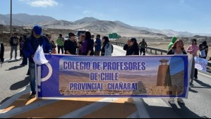 Profesores de Chañaral realizan movilización y cortan el tránsito en la Ruta 5 Norte