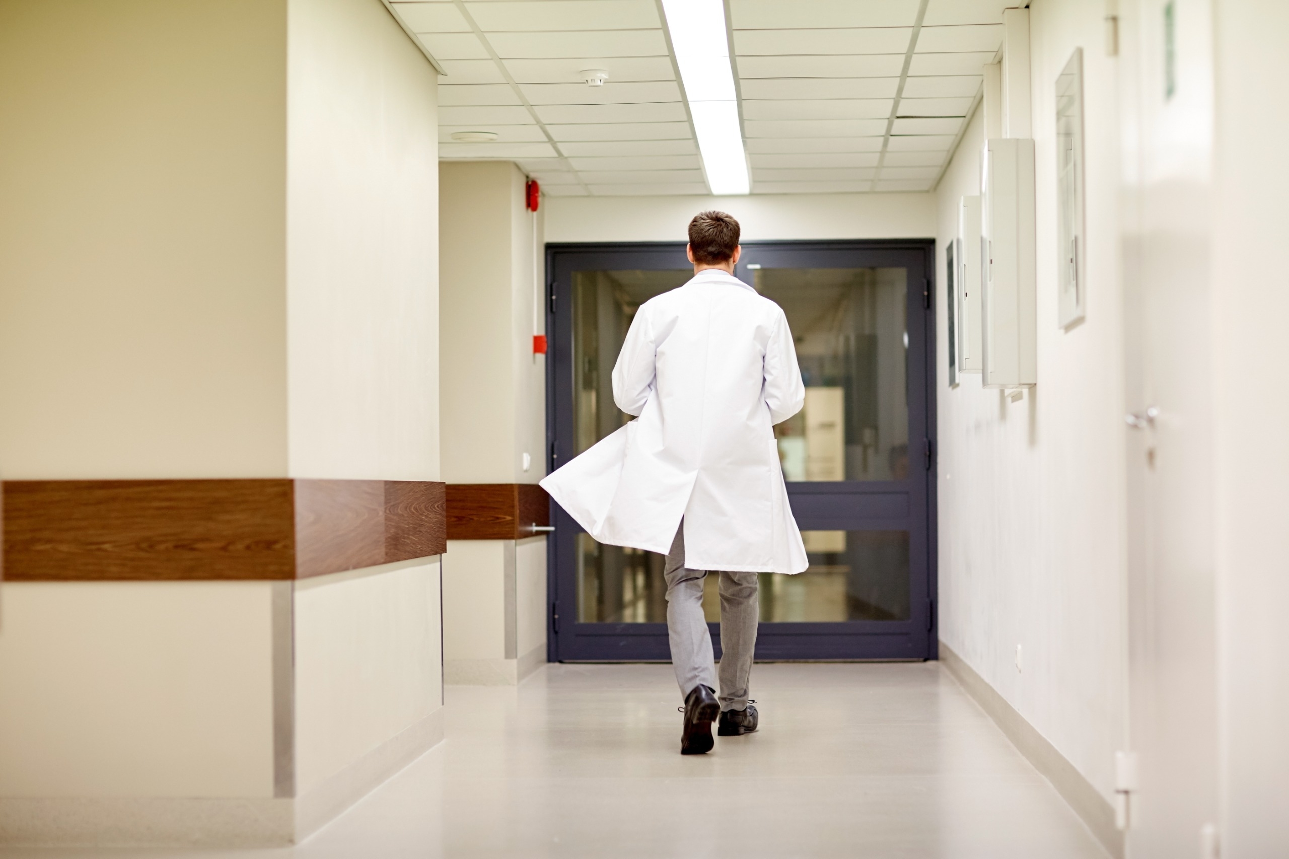 Doctor caminando por un pasillo / Shutterstock