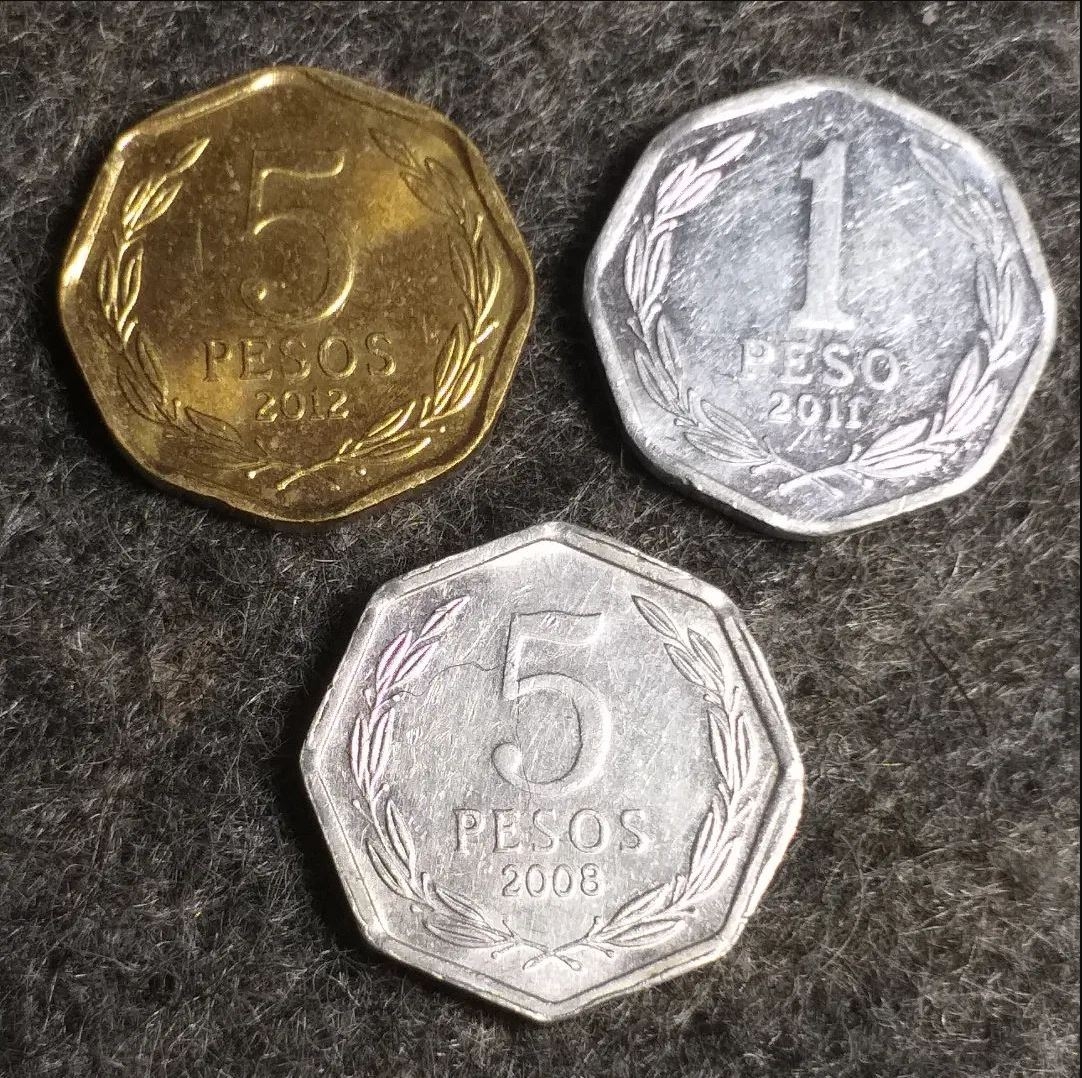 Arriba, moneda de 5 y 1 peso normal. Abajo, moneda de 5 pesos acuñada en aluminio. (Instagram: @Error_Coins_Chile)