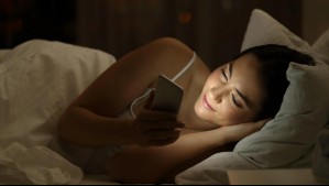 ¿Usas el teléfono en tu cama antes de dormir? Estos son los riesgos de exponerse a luz artificial durante la noche