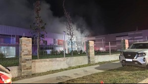 Incendio afecta empresa de gráficas industriales en Pudahuel: Fuego dejó daños en inmuebles e infraestructura