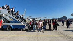 Llegaron a Santiago sanos y salvos los chilenos evacuados desde Israel en avión humanitario de la FACh