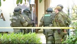 Hallan cuerpo de adolescente frente a edificio en Santiago: Tiene lesiones atribuibles a terceros