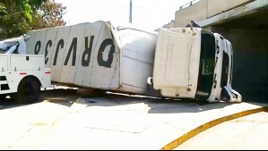 Camión vuelca tras chocar con paso sobre nivel en Santiago: Chofer olvidó que conducía un vehículo grande