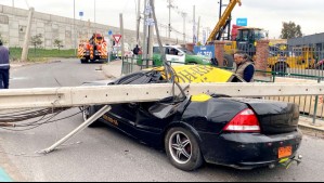 Poste cae sobre taxi tras ser chocado por camión que escapaba de un asalto en Quilicura