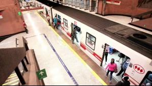 Metro de Santiago restablece servicio en Línea 1 tras cerrar estación por manifestaciones