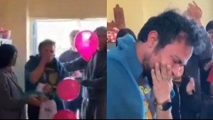 'Lo queremos infinitamente': Profesor se emociona hasta las lágrimas con regalos de sus alumnos de cuarto medio