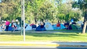 Pusieron carpas y colgaron ropa en Providencia: La manifestación de vecinos de Lo Hermida pidiendo solución habitacional