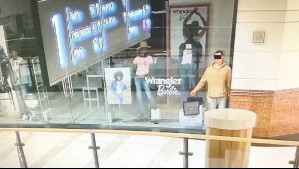 Joven de 22 años se hizo pasar por un maniquí para robar en un centro comercial