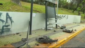 Vehículo impacta con paradero en Peñalolén y conductor se da a la fuga: Encontraron alcohol al interior del automóvil