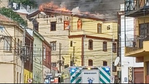Gran incendio se registra en el cerro Monjas de Valparaíso