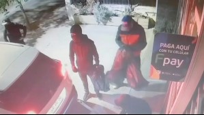 Tiraron portón con una cuerda: Video muestra cómo banda realizó millonario robo en barbería de Providencia