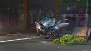 Vehículo termina estrellando poste en Santiago Centro: Cuatro personas lesionadas