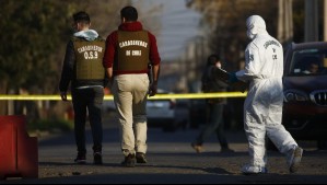 Reportan que funcionario de Carabineros resultó herido a bala cuando delincuentes le intentaron robar su auto