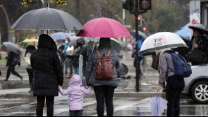 Intensa lluvia sorprende a santiaguinos este domingo: ¿Cuánto durará el fenómeno?