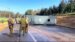 Bus de Carabineros vuelca en accidente múltiple en La Araucanía: 17 funcionarios y una mujer resultan lesionados