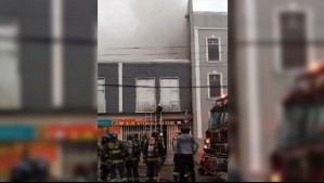Incendio afecta a locales comerciales en Valparaíso