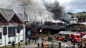 Gran incendio afecta a locales comerciales en Puerto Varas: Hay un trabajador en estado grave