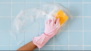 ¿Cómo se limpian los azulejos del baño?