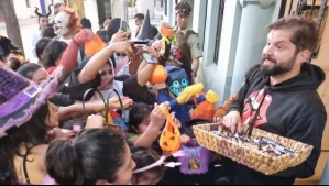 Vecinos de Santiago centro fueron a pedir dulces en Halloween y los recibió el presidente Gabriel Boric