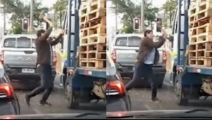 Video muestra a conductor que se baja de su auto y golpea a un camión con un martillo