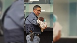 Vigilante de banco se llena de elogios tras cuidar a un bebé mientras la madre hacía trámites