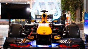 Auto de Fórmula 1 de la escudería Red Bull hizo rugir su potente motor en Megamedia