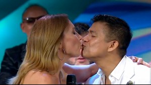Igual que en 2010: Así fue el beso entre Karen Doggenweiler y Américo en la Teletón 2023