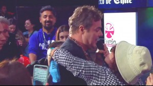 Recibió inesperado abrazo de una fan: Paolo Meneguzzi se reencuentra con Chile con una presentación en la Teletón
