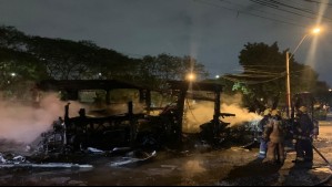 Desconocidos queman un bus RED en Estación Central: Hicieron descender a chofer y pasajeros
