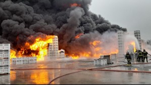 Gran incendio afecta a planta 'Agrozzi' en la comuna de Teno