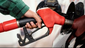 Bencina tendría fuerte baja de precios según expertos: ¿Cuánto disminuiría el valor de los combustibles?
