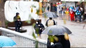 'Día invernal en Santiago': Conoce en qué momento del día comenzarían las lluvias este viernes