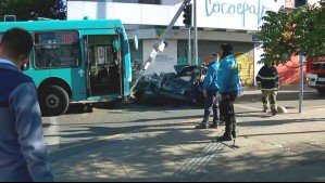 Automóvil habría pasado con luz roja: Cuatro personas lesionadas deja grave colisión entre vehículo y un bus RED